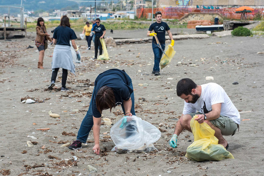 pulizia spiaggia napoli-mayday (1)